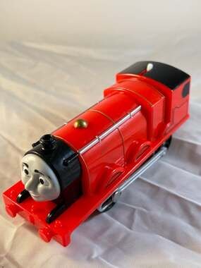 Thomas & Friends TrackMaster Motorized James Red Engine 2013 Gullane